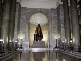 Большой холл. Статуя Вашингтона