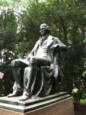 Статуя Т. Джефферсона в кампусе