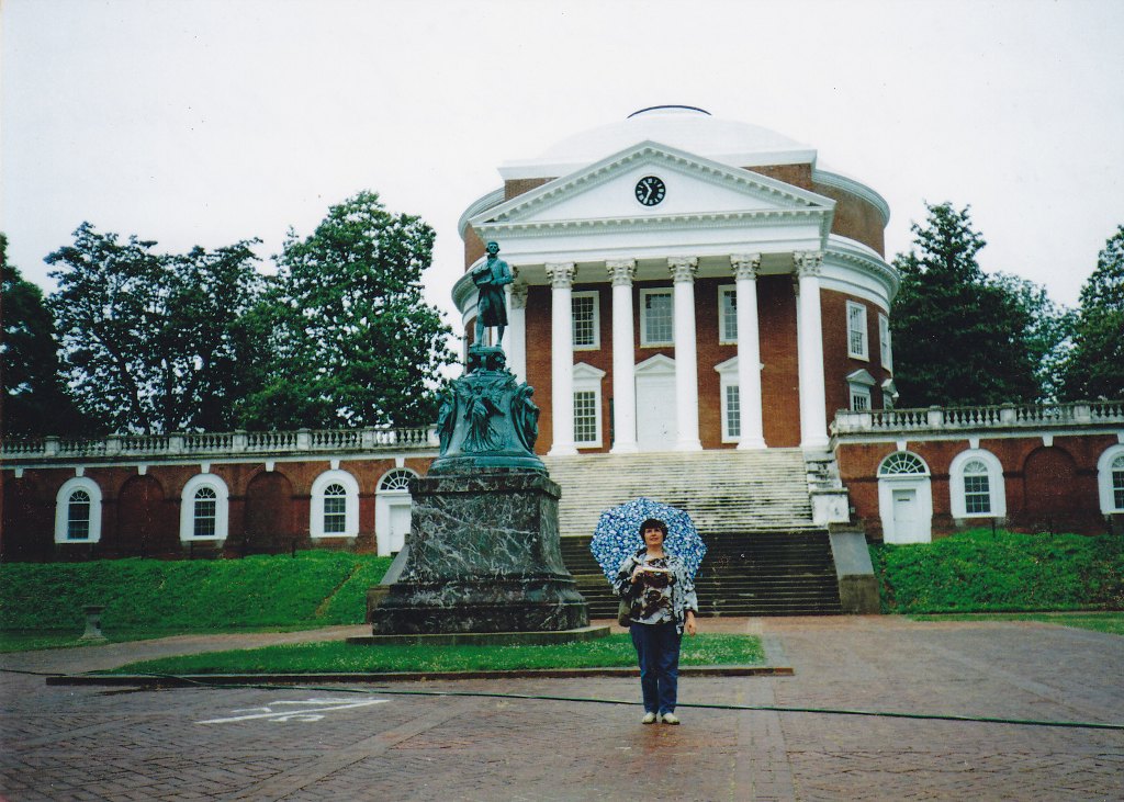 Статуя Джефферсона перед Ротондой